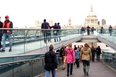 İnsanlar Millennium Bridge Londra yürüyüş