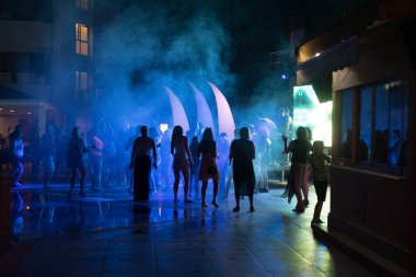 Rus turistler dans gece kulübü