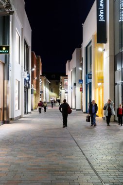 John Lewis dışında gece alışveriş