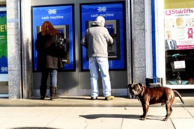 Cashpoint ve bir köpek insanlar