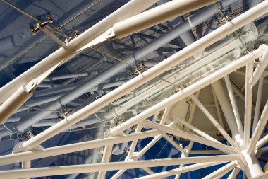 Diagonal çatı strut soyut Iç ve mavi gökyüzü