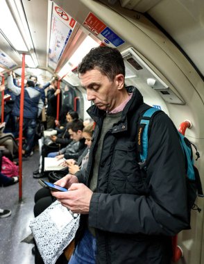 Adam Londra 'da Smartphone kullanarak yeraltı tüp
