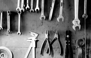 Mekanik çalışma aletleri asılı