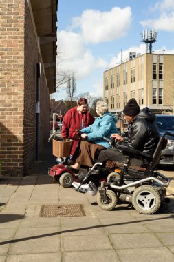 Mobility scooterların üzerinde insanlar