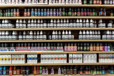Bir dükkanda ekranda vaping için E-sıvı satırları