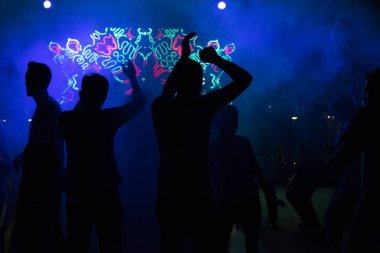 İnsanlar dans siluet gece kulübü disko gece