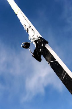 Tek kros kayak ve gökyüzü