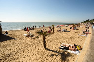 İnsanlar plaj ve güneş Clacton zevk