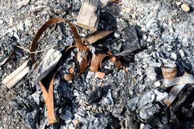 Yanmış metal ve ateş kül