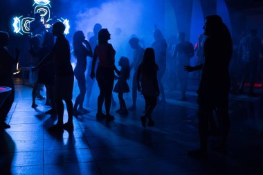 İnsanlar dans siluet gece kulübü disko gece
