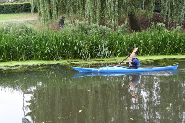 Chelmsford 'da bir nehirde kürekçiler