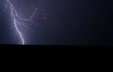 Doğada gece Lightning Strike