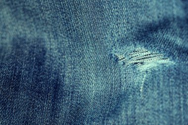 Renkte aşınmış Denim Jean deliği