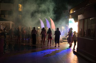 Rus turistler dans gece kulübü