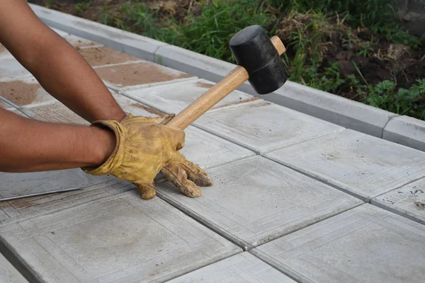 Homem com pavimentação de martelo de borracha — Fotografia de Stock