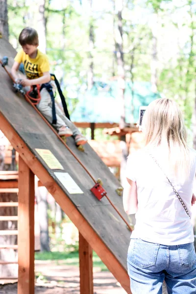 Madre Fotografiando a su hijo Escalada al aire libre —  Fotos de Stock