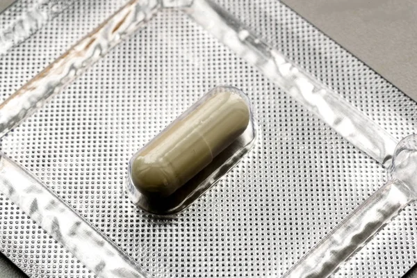 Píldora médica única en envoltura de lámina —  Fotos de Stock