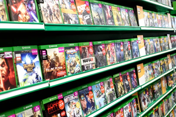 Pilhas de videogames Xbox One em uma loja de jogos — Fotografia de Stock