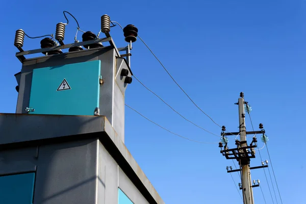 Podstacja elektryczna i błękitne niebo pylon — Zdjęcie stockowe