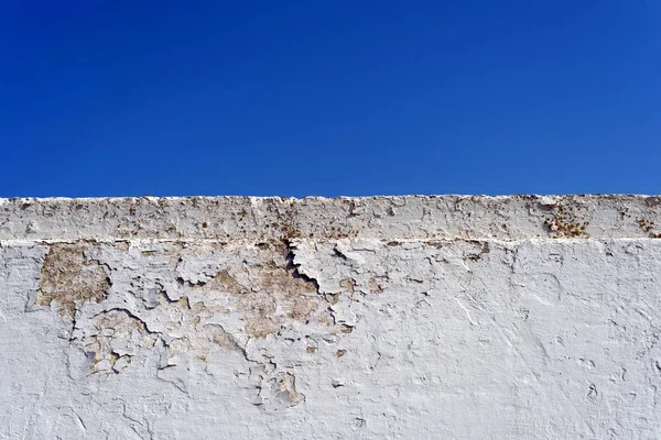 Beyaz Flaking duvar ve mavi gökyüzü — Stok fotoğraf