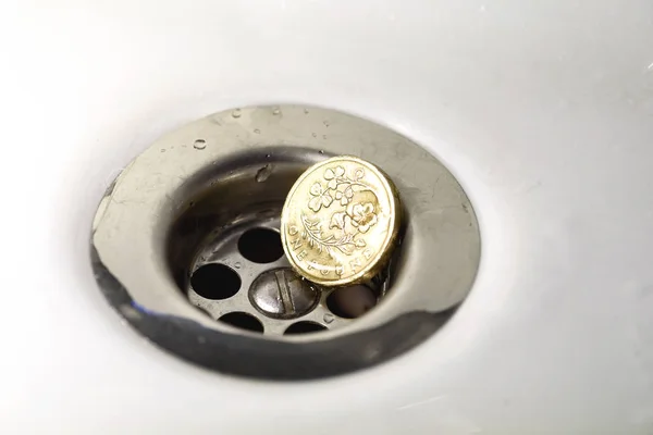 Moeda de Libra Esterlina em Silver Sink Drain — Fotografia de Stock