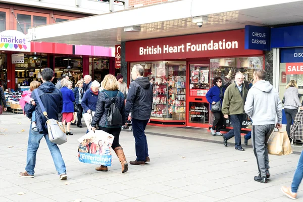 Shoppers kävely ulkopuolella British Heart Foundation — kuvapankkivalokuva