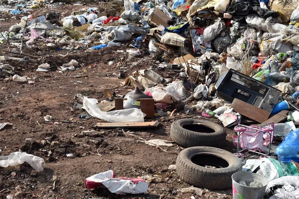 Área de aterro de lixo na natureza — Fotografia de Stock