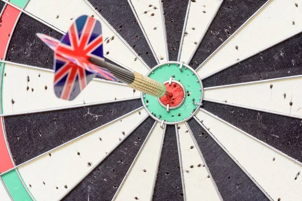 Union Jack vlajky Dart přilepená na vývěsce Bullseye — Stock fotografie