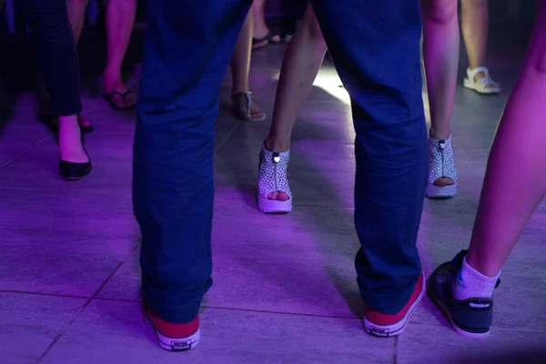 Dancing voeten in discotheek — Stockfoto