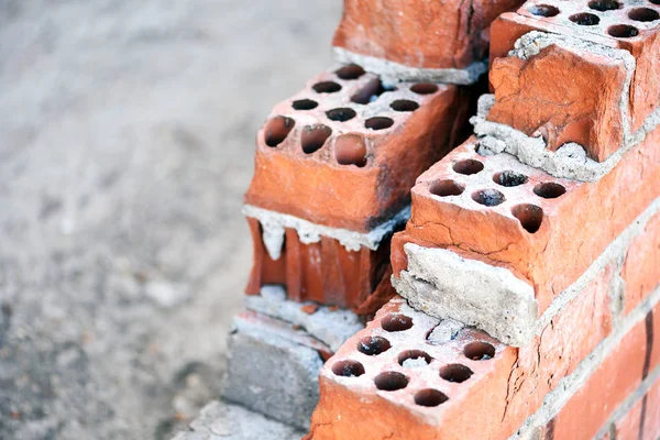 Briques de bâtiment rouge et construction de ciment — Photo