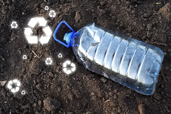 Pusty PET plastikowy napój butelka i recykling znaki — Zdjęcie stockowe