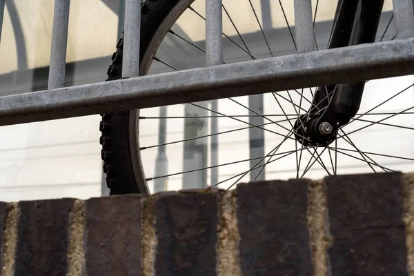Rueda de bicicleta y neumático y valla — Foto de Stock