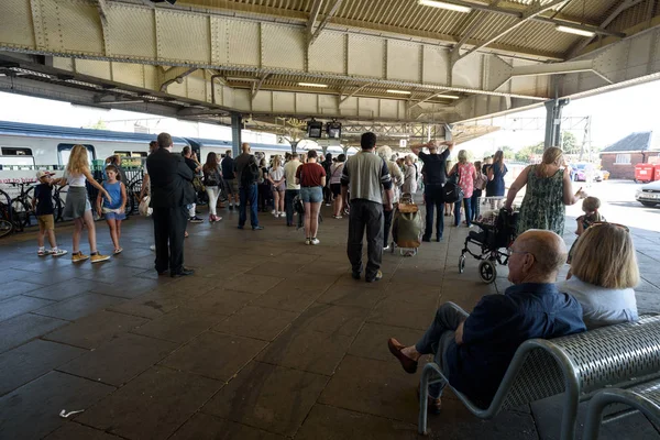 Viajeros atascados en la estación de tren de Clacton — Foto de Stock