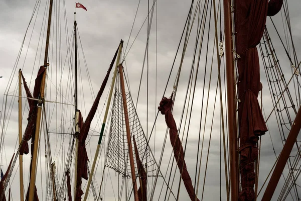 Jacht tuigage zeilen en mast palen — Stockfoto