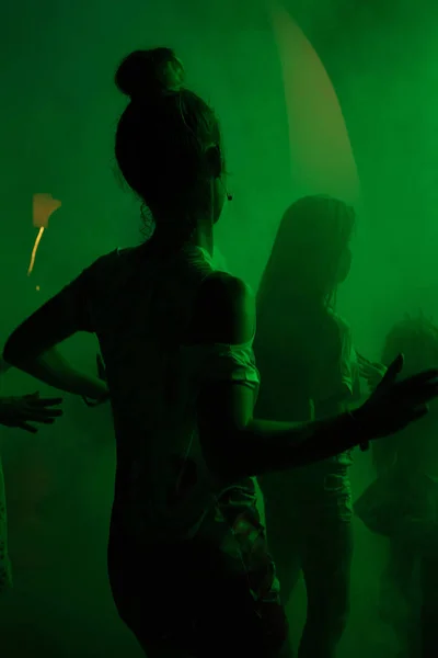 Donna russa che balla in discoteca — Foto Stock