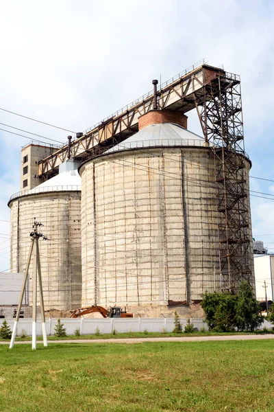 Large Grain Storage Tanks