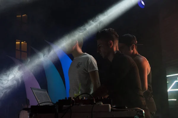 Turecki DJ Performing w klubie nocnym w Antalyi — Zdjęcie stockowe