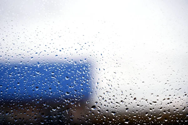 Pencere yoğuşma ve defocused mavi bina — Stok fotoğraf