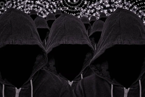 Muchos hackers de computadoras sin rostro con capucha con código binario — Foto de Stock