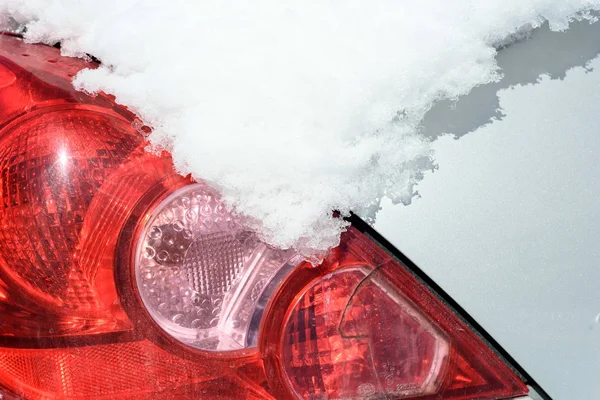 Tylne światło samochodowe i śnieg — Zdjęcie stockowe