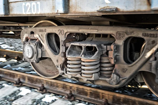 Ruote di trasporto del treno su un binario in movimento — Foto Stock