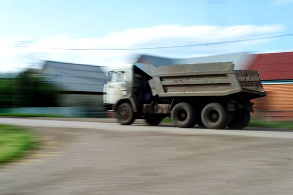 Snelheidsovertredingen Russische Kamaz vrachtwagen — Stockfoto
