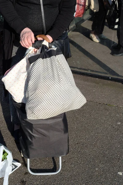 Elderly Woman’s Hands holding Shopping Handbag — Stock Photo, Image