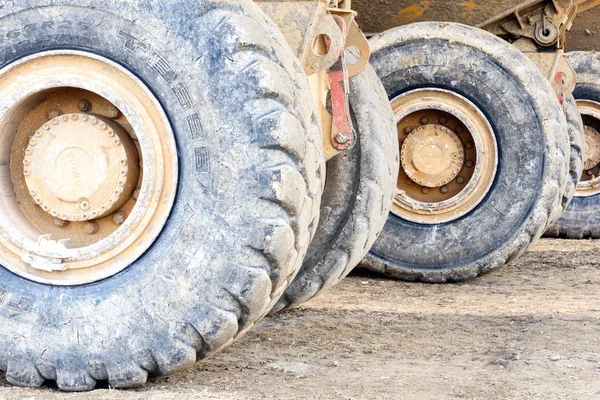 Pneus do veículo Earthmover máquina de trabalho — Fotografia de Stock