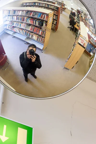 Adam Fotoğraf Makinesi Yansıma Ile Akıllı Telefon Kullanarak Selfie Yapma — Stok fotoğraf