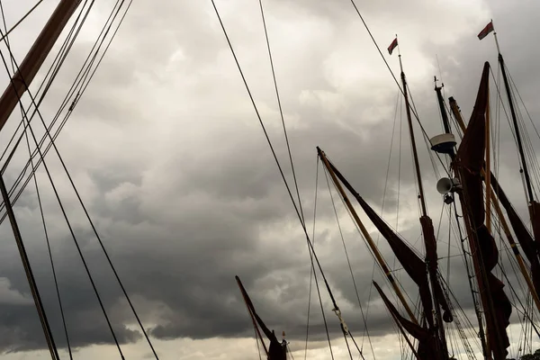 游艇操纵帆和桅杆柱 — 图库照片