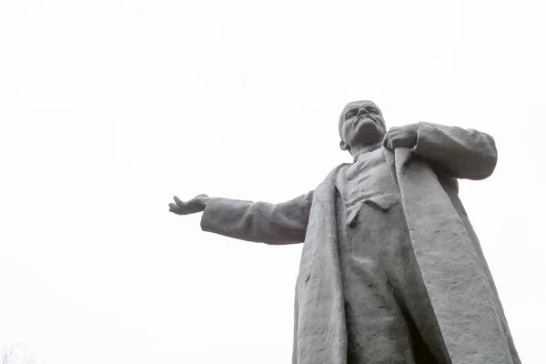 Lenin heykeli ve beyaz gökyüzü — Stok fotoğraf