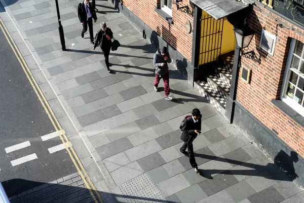 Gente caminando por el pavimento de arriba — Foto de Stock
