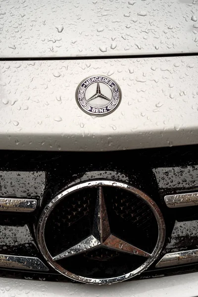 Mercedes Benz carro com Emblema — Fotografia de Stock