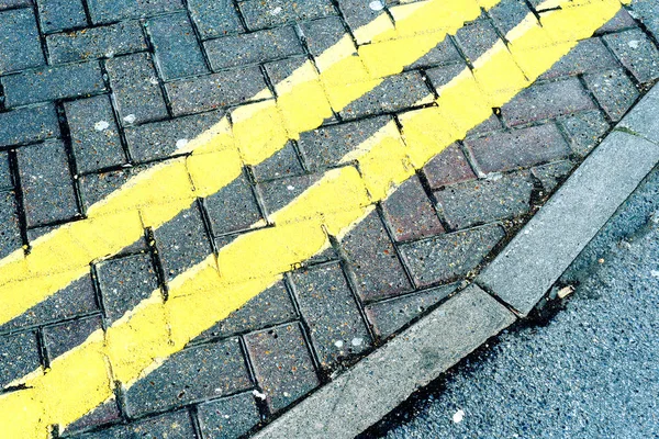Διπλό κίτρινο ζωγραφισμένο χωρίς στάθμευση γραμμές κυκλοφορίας — Φωτογραφία Αρχείου